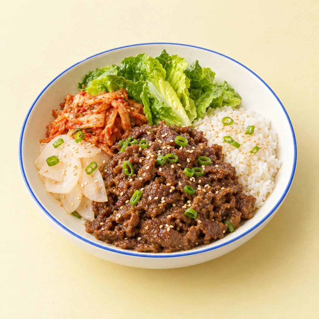 Bulgogi in Romanasalatblättern mit Ssamjang, Kimchi, eingelegtem Rettich, Sesam und Frühlingszwiebeln, dazu Reis.