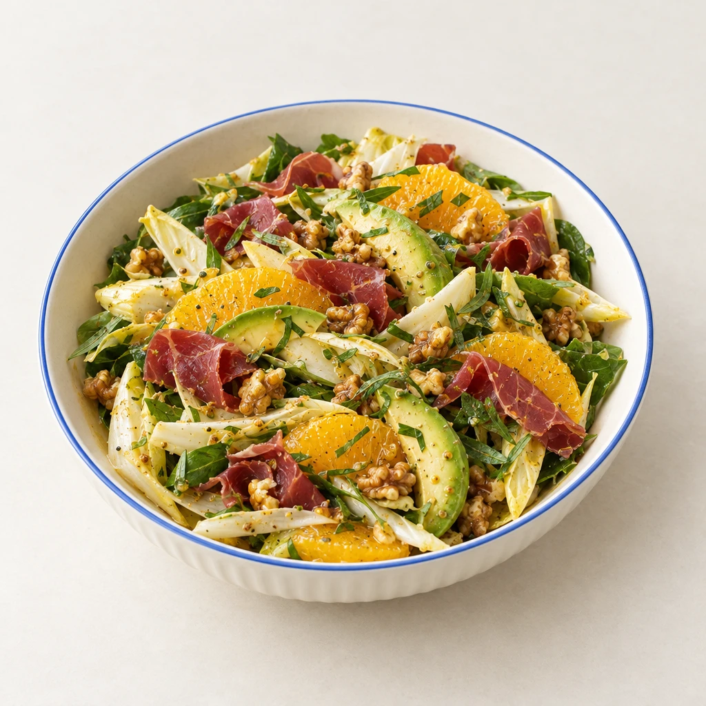 Chicorée-Avocado-Salat mit Orangenscheiben, Sauerampfer, Bündnerfleisch und gerösteten Walnüssen.